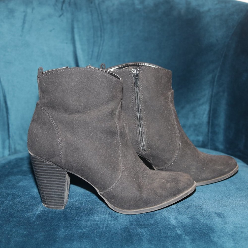 🖤👢 Express Black faux Suede Booties